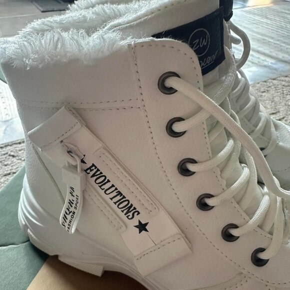 Women's White Boots - Picture 5 of 5